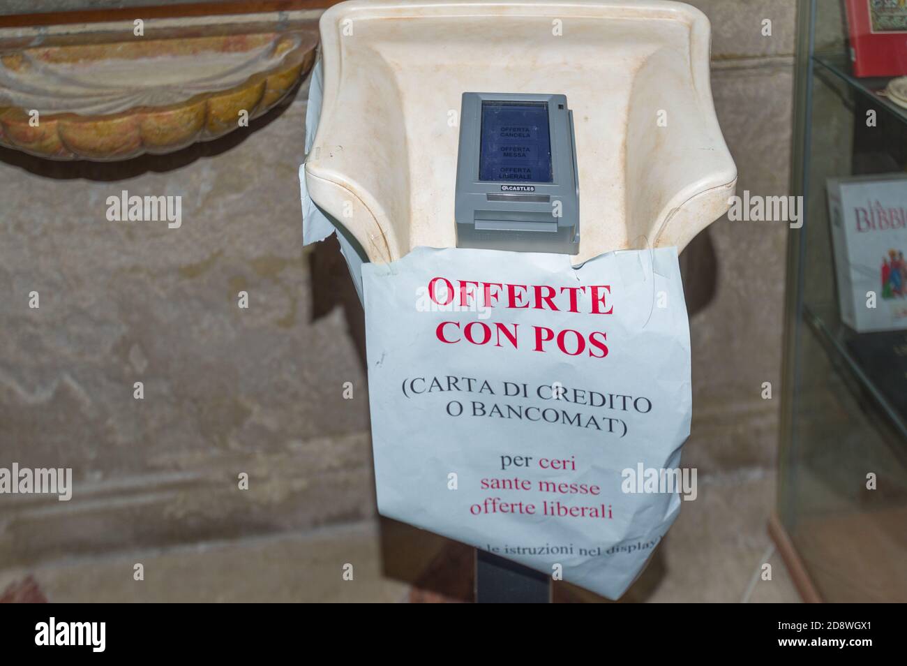 Chioggia (30 ottobre 2020) - una pos elettronica utilizzata per raccogliere offerte all'interno di una chiesa Foto Stock