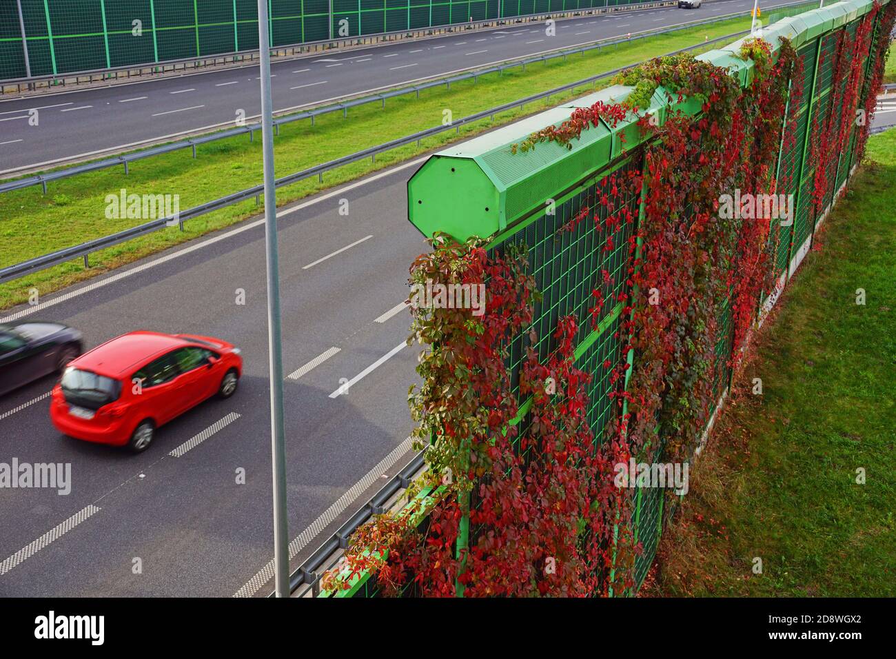 Barriere antirumore in autostrada. Le barriere proteggono i residenti locali dal rumore del traffico. Foto Stock