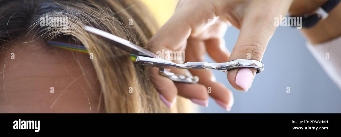 Donna triste al barbiere ha tagliato da vicino i bangs Foto Stock