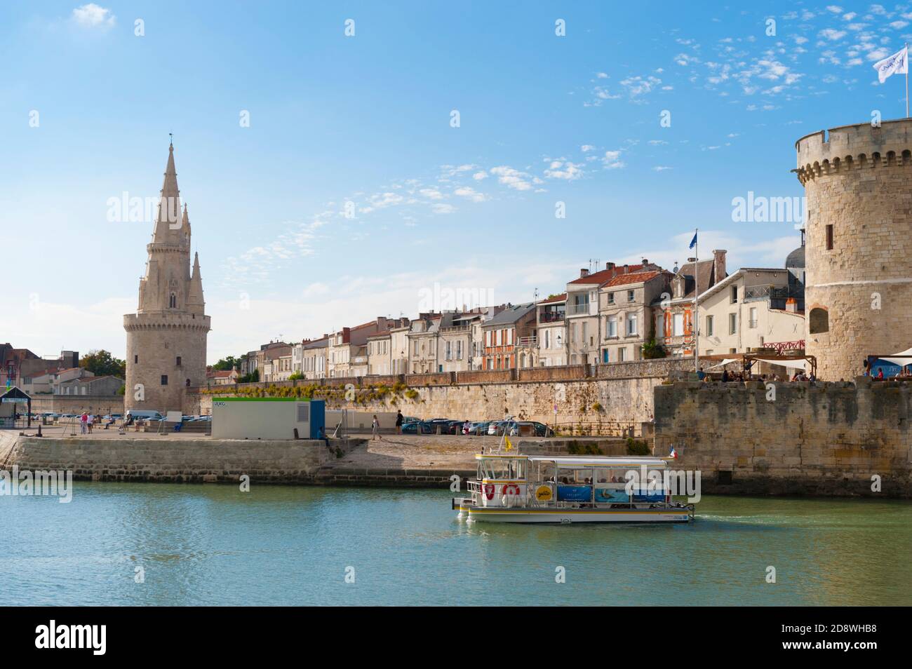 Francia, Charente-Maritime (17), la Rochelle, Vieux port, due vecchie torri: Tour de la Lanterne e Tour de Chaine Foto Stock