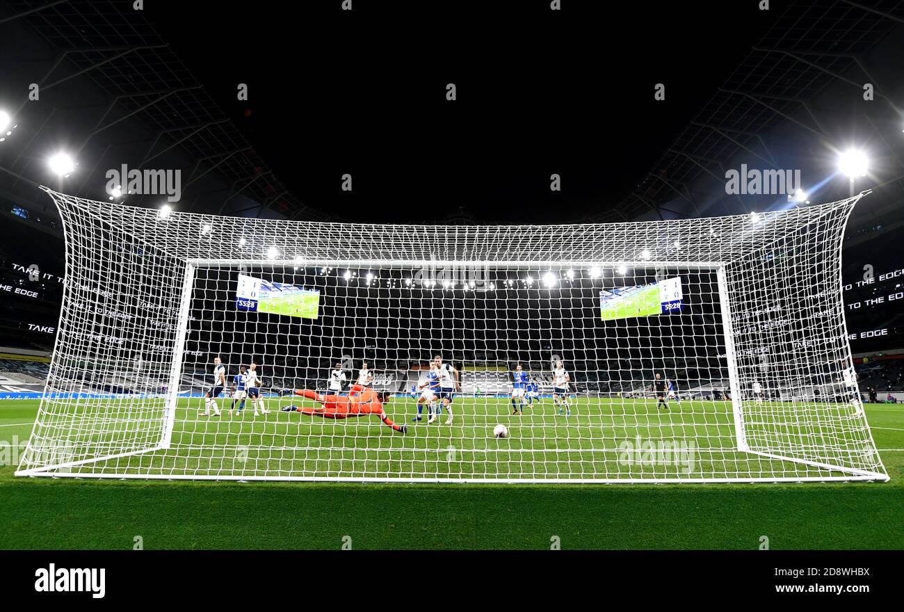 Il portiere di Tottenham Hotspur Hugo Lloris si tuffa invano mentre Brighton e Tariq Lamptey di Hove Albion (seconda a sinistra) segnano il suo primo gol della partita durante la partita della Premier League al Tottenham Hotspur Stadium di Londra. Foto Stock
