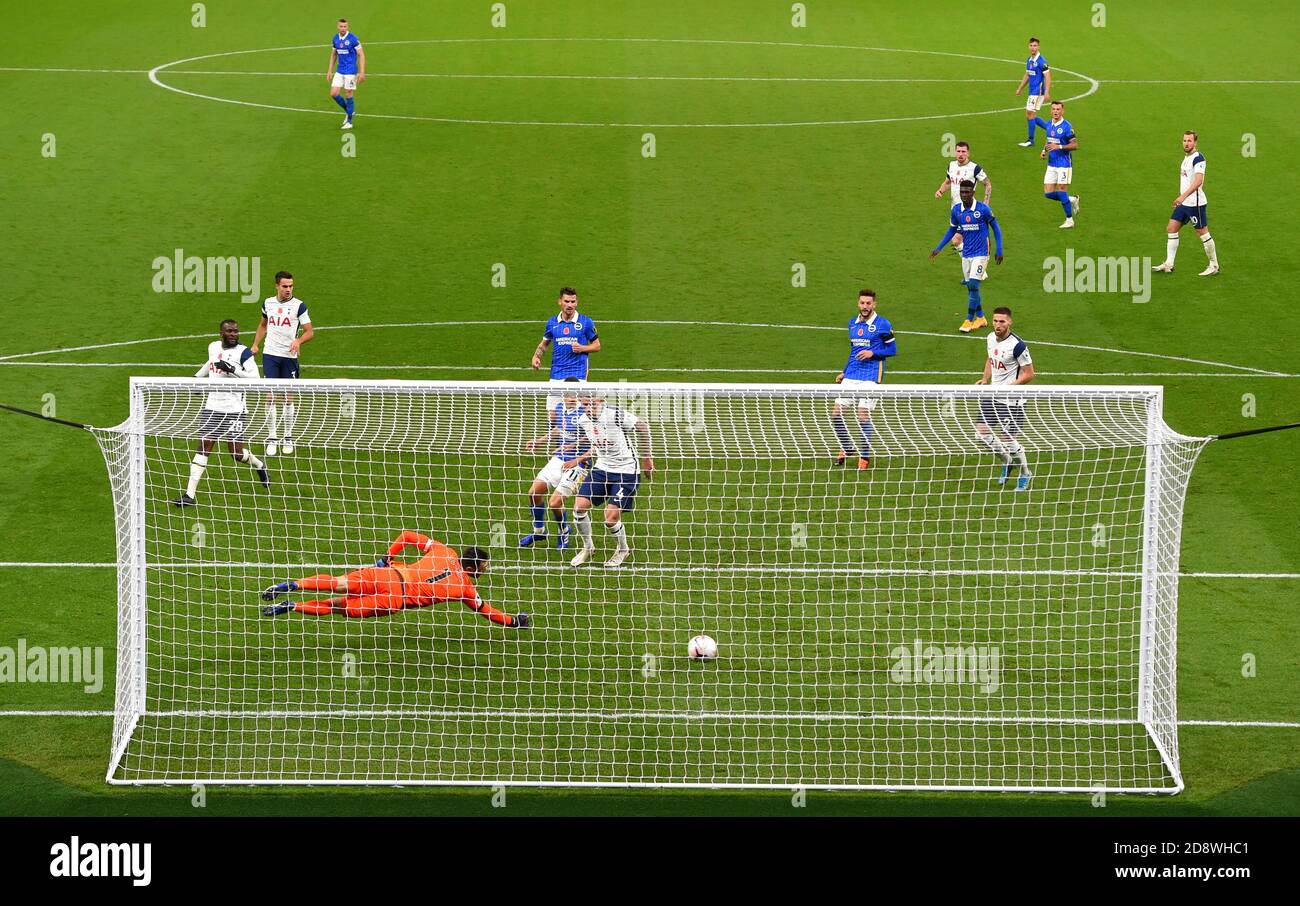 Il portiere di Tottenham Hotspur Hugo Lloris si tuffa invano mentre Brighton e Tariq Lamptey di Hove Albion (non raffigurato) segna il suo primo gol della partita durante la partita della Premier League al Tottenham Hotspur Stadium di Londra. Foto Stock