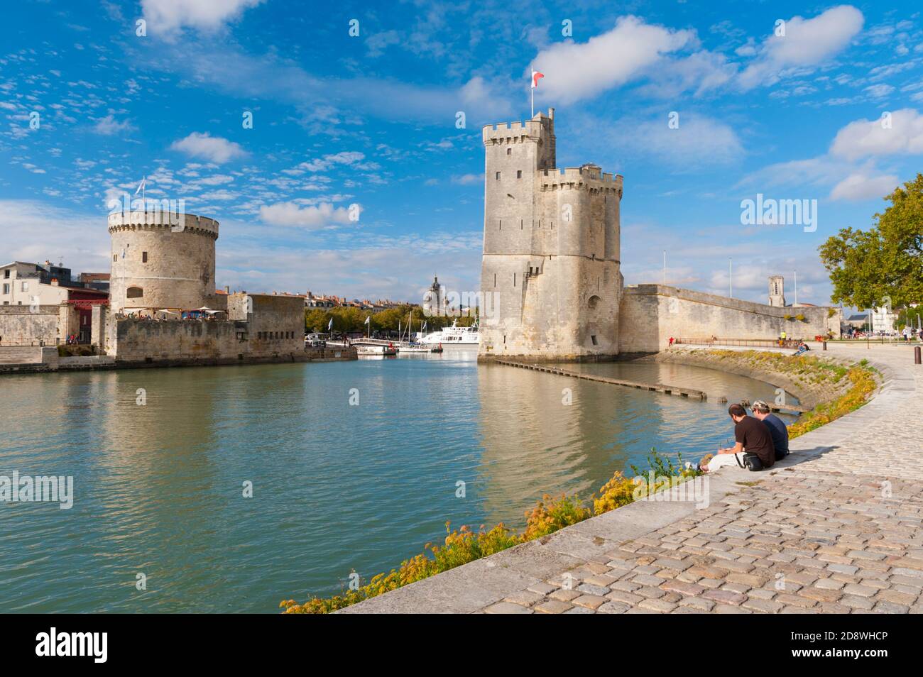 Francia, Charente-Maritime (17), la Rochelle, Vieux port, due vecchie torri: Tour de la Chaine e Tour Saint Nicolas Foto Stock