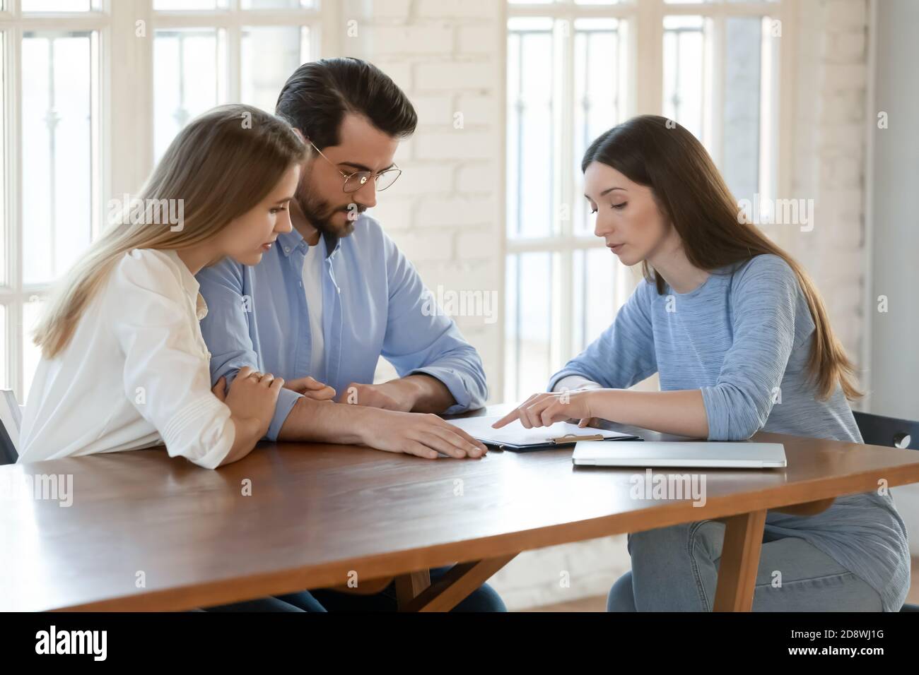 Giovane avvocato che spiega i dettagli dell'accordo a coniugi millenari mirati Foto Stock
