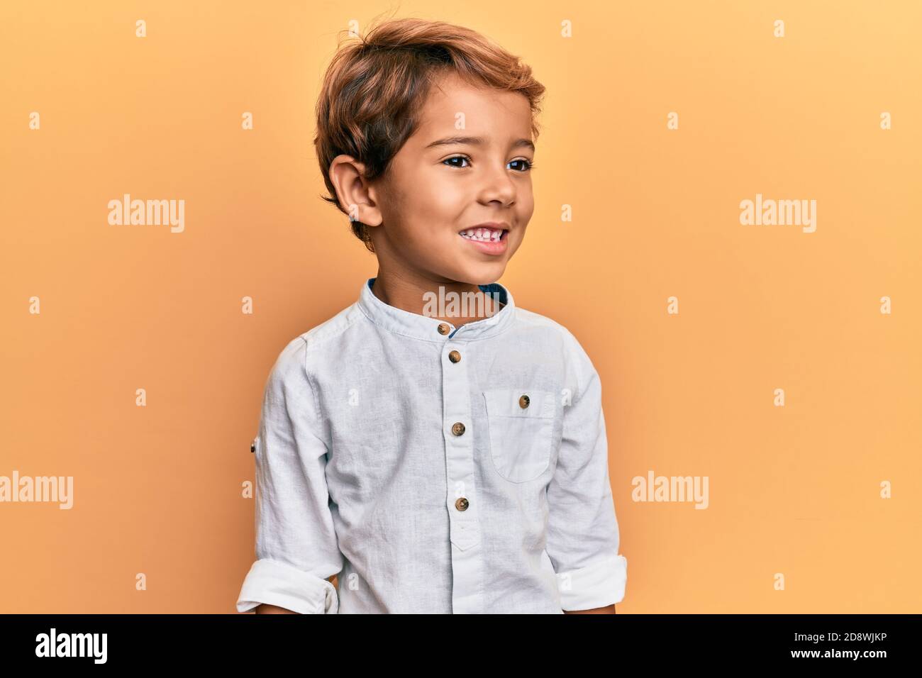 Adorabile bambino latino che indossa abiti casual guardando a lato, relax  profilo posa con viso naturale e sorriso fiducioso Foto stock - Alamy