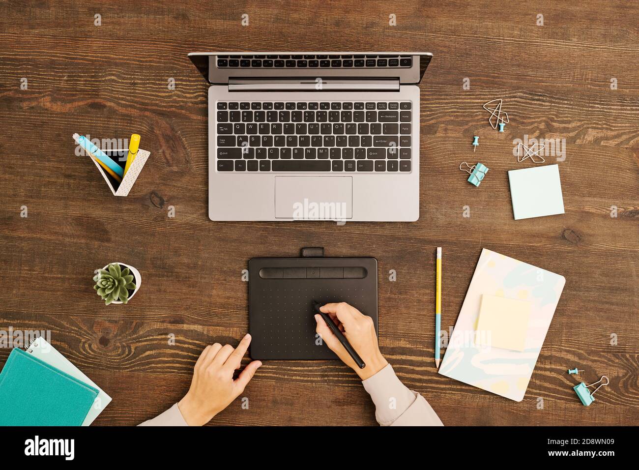 Mani di designer contemporaneo che utilizzano stilo e tavoletta grafica mentre disegno Foto Stock