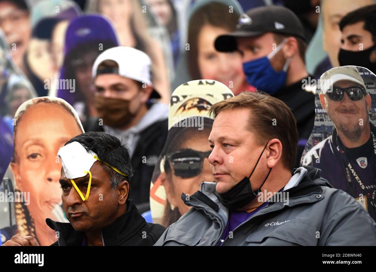 Baltimre, Stati Uniti. 01 Nov 2020. I fan guardano nei momenti di chiusura mentre i Ravens vengono sconfitti dai Pittsburgh Steelers all'M&T Banks Stadium di Baltimora, Maryland, domenica 1 novembre 2020. Foto di Kevin Dietsch/UPI Credit: UPI/Alamy Live News Foto Stock
