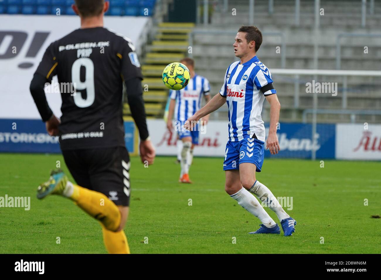 Odense, Danimarca. 01 Nov 2020. Jens Jakob Thomasen (14) di OB visto durante la partita 3F Superliga tra Odense Boldklub e AC Horsens al Nature Energy Park di Odense. (Photo Credit: Gonzales Photo/Alamy Live News Foto Stock