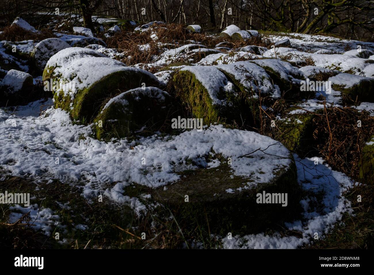 Abbandonati scolpiti e scalpellati, pietre tonde mulino illuminato da luna, Lawrencefield cava (vicino Hathersage), Peak District National Park, Derbyshire, Regno Unito Foto Stock