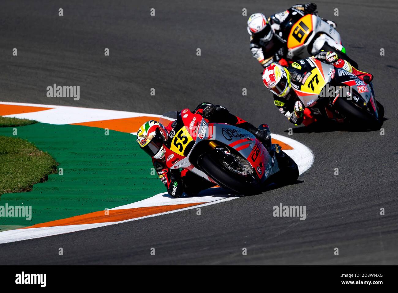 Cheste, Spagna. 01 novembre 2020: Yari Montella (55) di Italia, Dominque Aegerter (77) di Svizzera e Alessandro Zaccone (61) di Italia durante la gara FIM CEV Moto2 al circuito Ricardo Tormo il 01 novembre 2020 a Cheste, Spagna. Credit: Sofia Rufian/Alfa Images/Alamy Live News Foto Stock