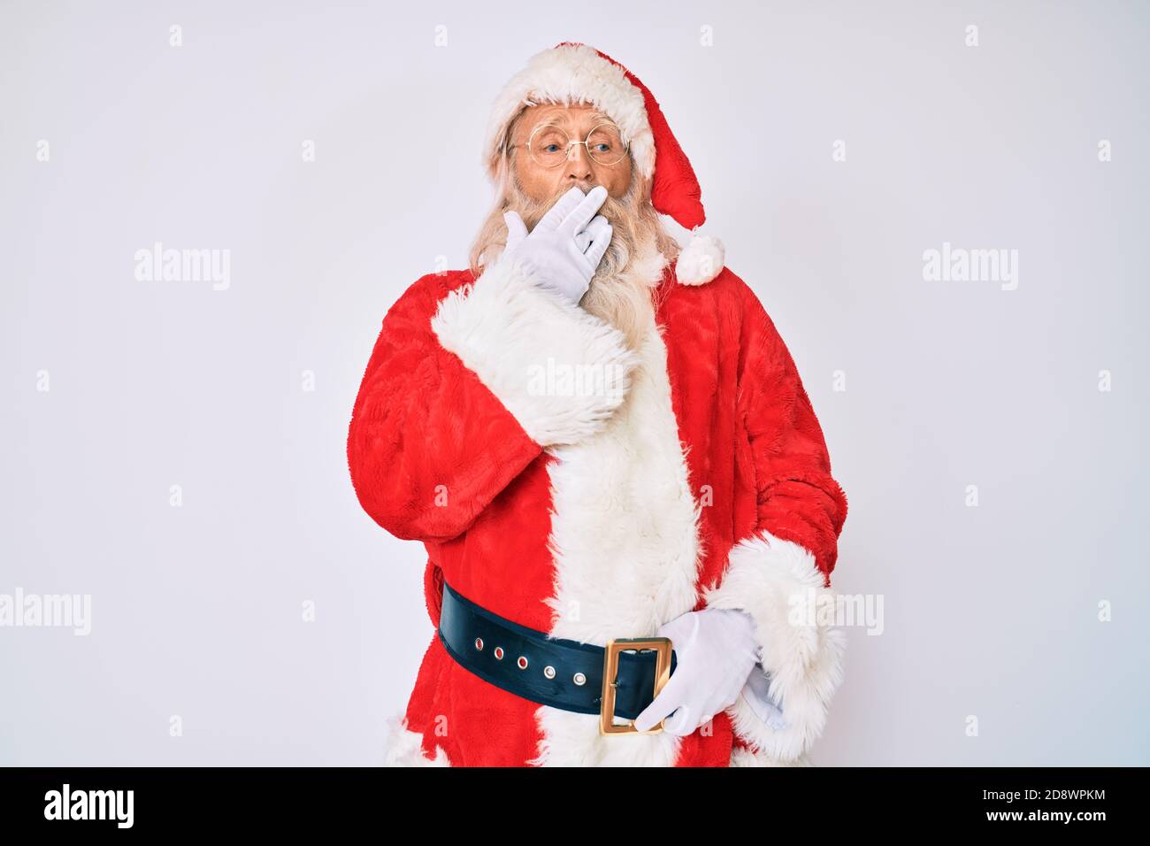 Vecchio uomo anziano con capelli grigi e barba lunga che indossa il costume di babbo natale con i sospetti annoiarsi stanco coprendo la bocca con la mano. Restless e SL Foto Stock