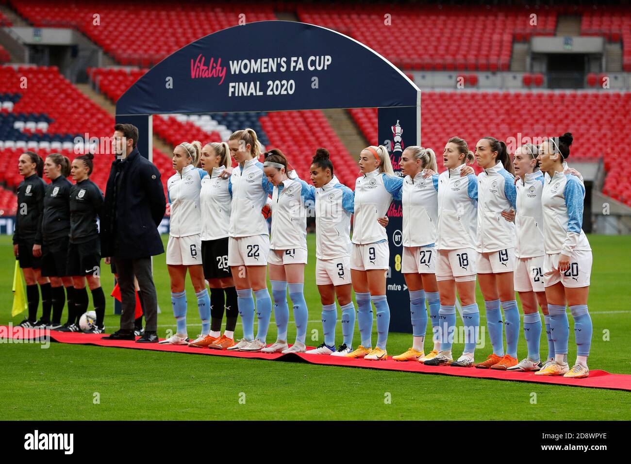 Wembley Stadium, Londra, Regno Unito. 1 novembre 2020. Football finale della Coppa fa donne, Everton Womens vs Manchester City Womens; Allenatore capo donna di Manchester City Gareth Taylor, Steph Houghton, Goalkeeper Ellie Roebuck, Sam Mewis, Rose Lavelle, Demi Stokes, Chloe Kelly, Alex Greenwood, Ellen White, Ellen White, Caroline Weir, Keira Walsh e Lucy Bronze of Manchester City Women sono tutti in piedi per l'inno nazionale prima di dare il via al credito: Action Plus Sports/Alamy Live News Foto Stock