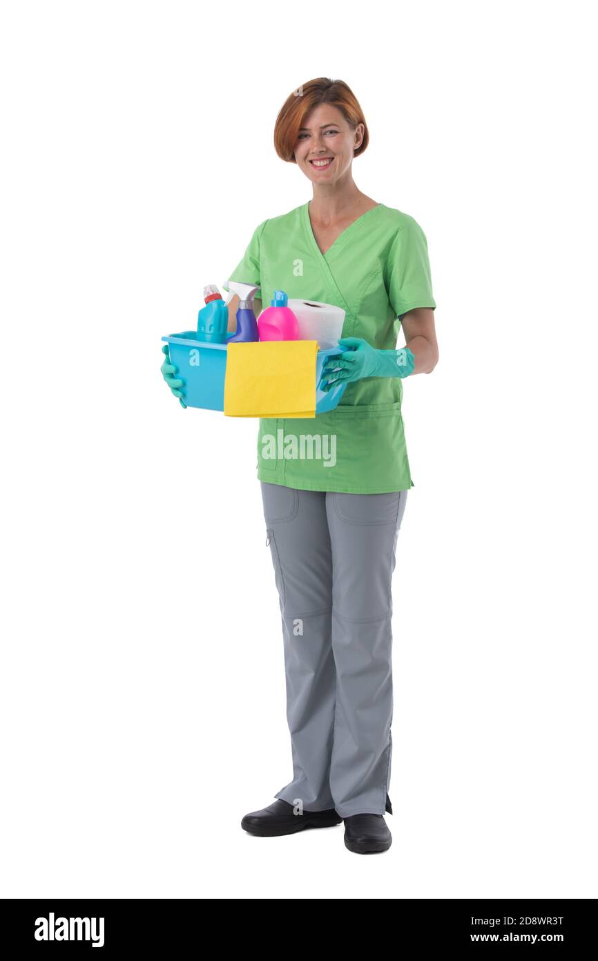 Donna detergente con contenitore spray detergente isolato su sfondo bianco, ritratto a tutta lunghezza Foto Stock