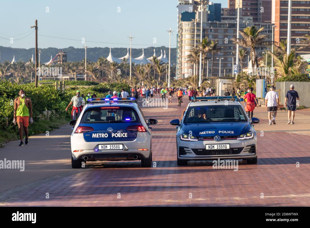 DURBAN, SUD AFRICA - MAGGIO 03 2020 viste generali sulla spiaggia della passeggiata di Durban al mattino durante gli orari di esercizio giornalieri delle 6:00-9:00 mentre il cou Foto Stock