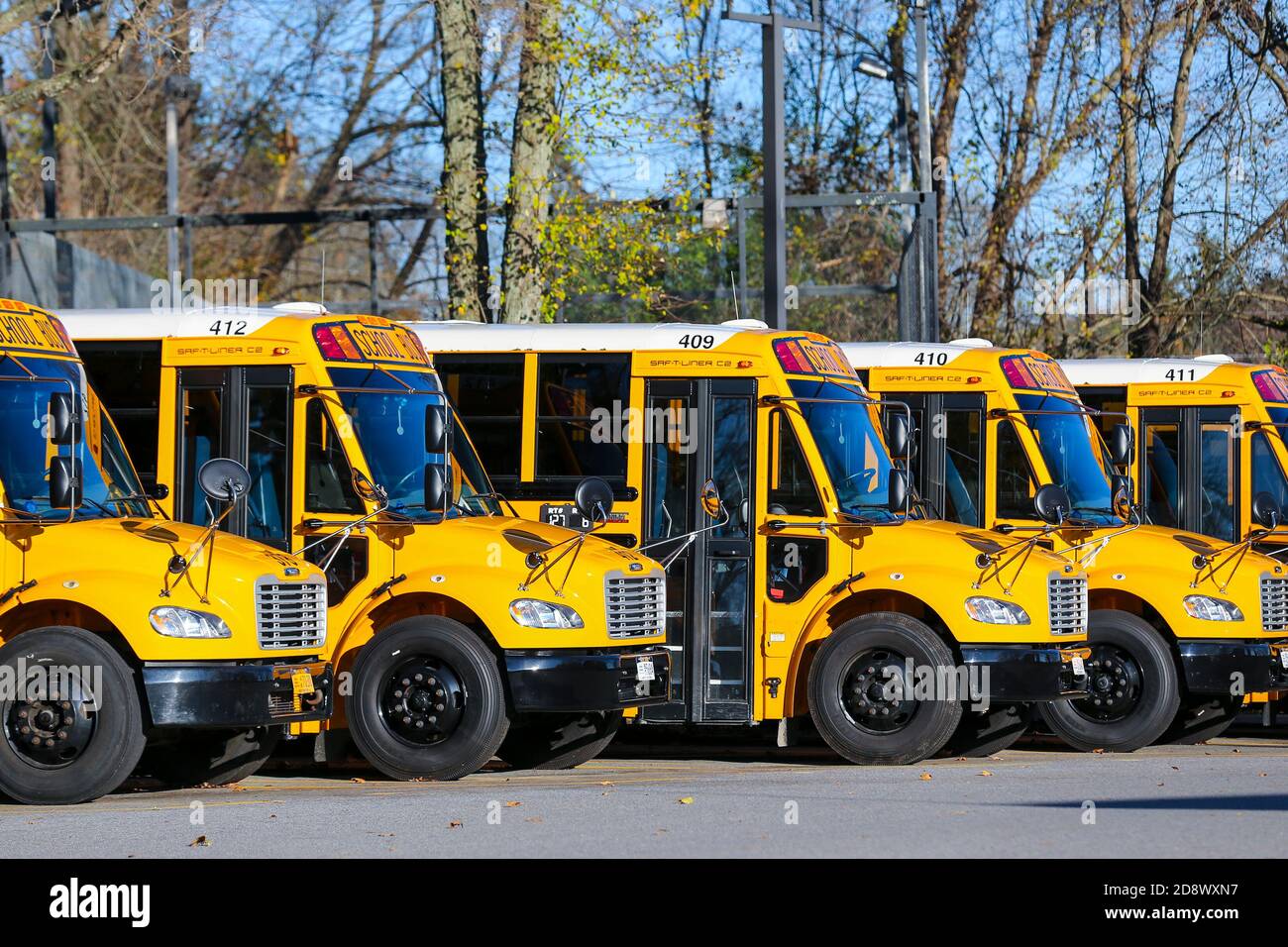 Gli autobus scolastici in un parcheggio per le scuole superiori Foto Stock