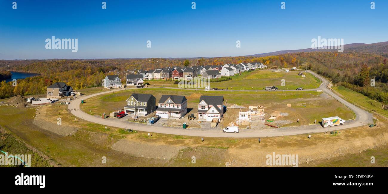 Morgantown, WV - 31 ottobre 2020: Sviluppo di nuove abitazioni o suddivisione in costruzione utilizzando la costruzione modulare vicino al lago di Cheat in West Virginia Foto Stock