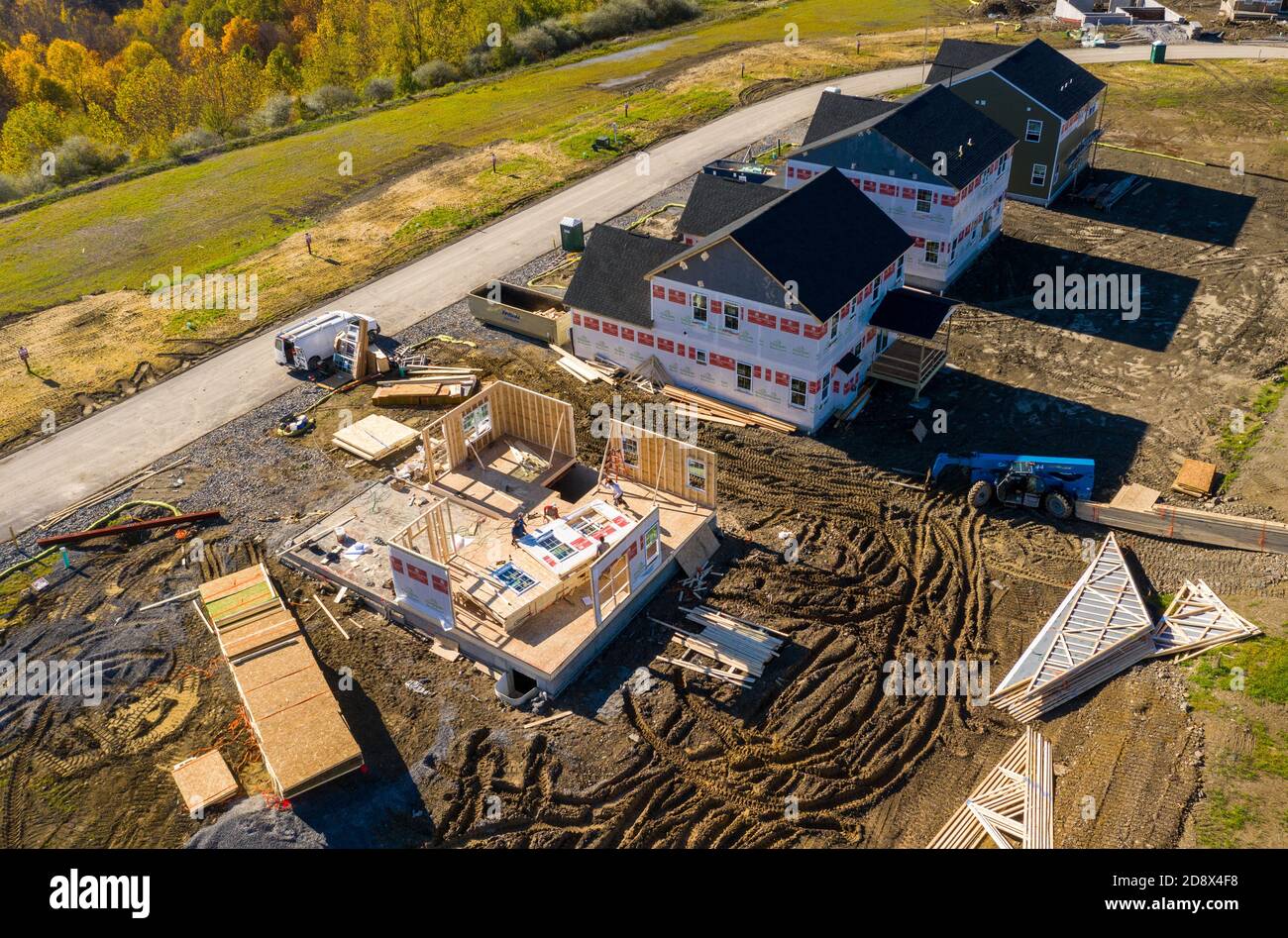 Morgantown, WV - 31 ottobre 2020: Sviluppo di nuove abitazioni o suddivisione in costruzione utilizzando la costruzione modulare vicino al lago di Cheat in West Virginia Foto Stock