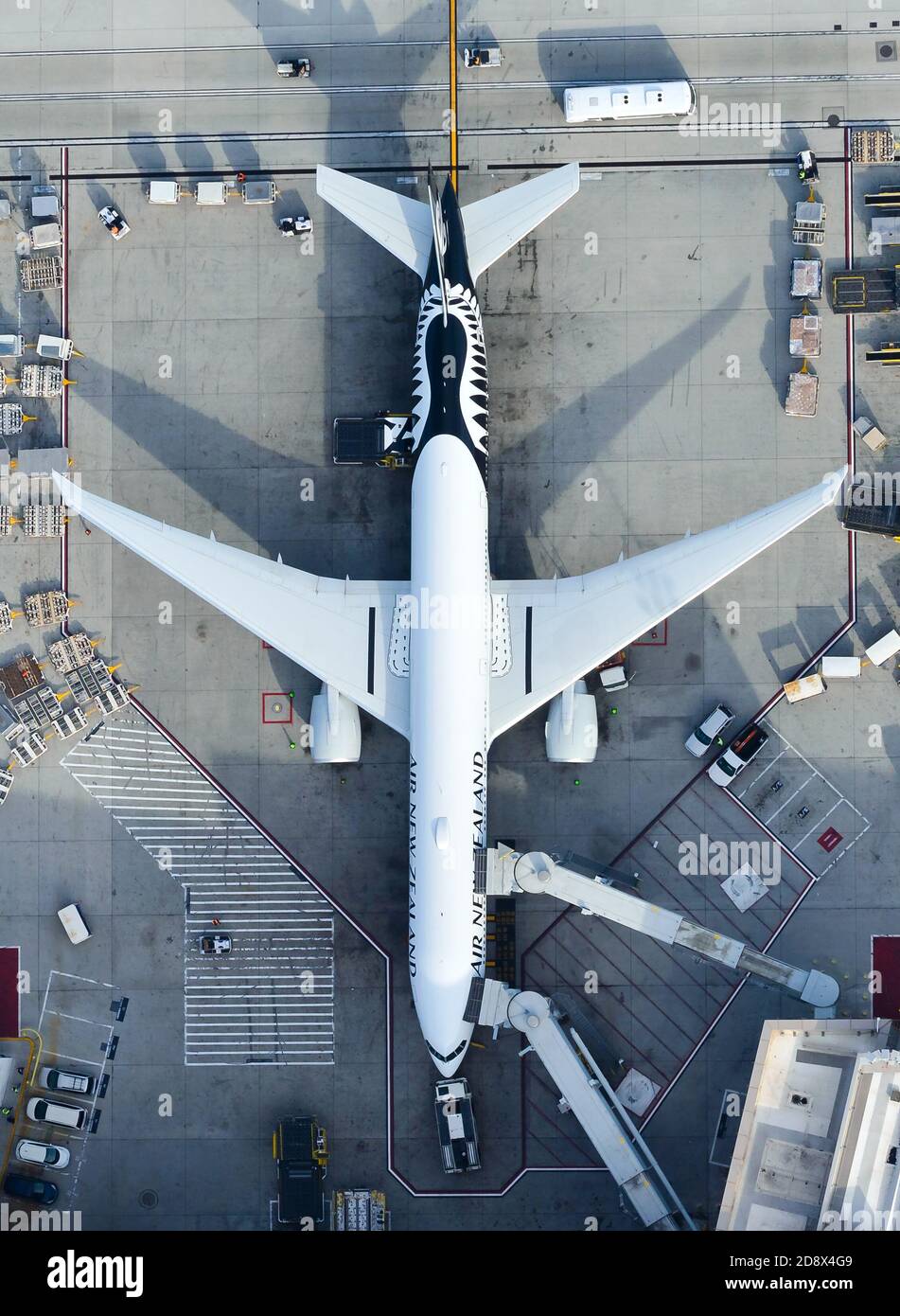 Air New Zealand Boeing 777 ha parcheggiato all'aeroporto di Los Angeles. Air NZ 777-300ER è in preparazione per il volo per l'aeroporto di Auckland. Velivolo ZK-OKO. Foto Stock