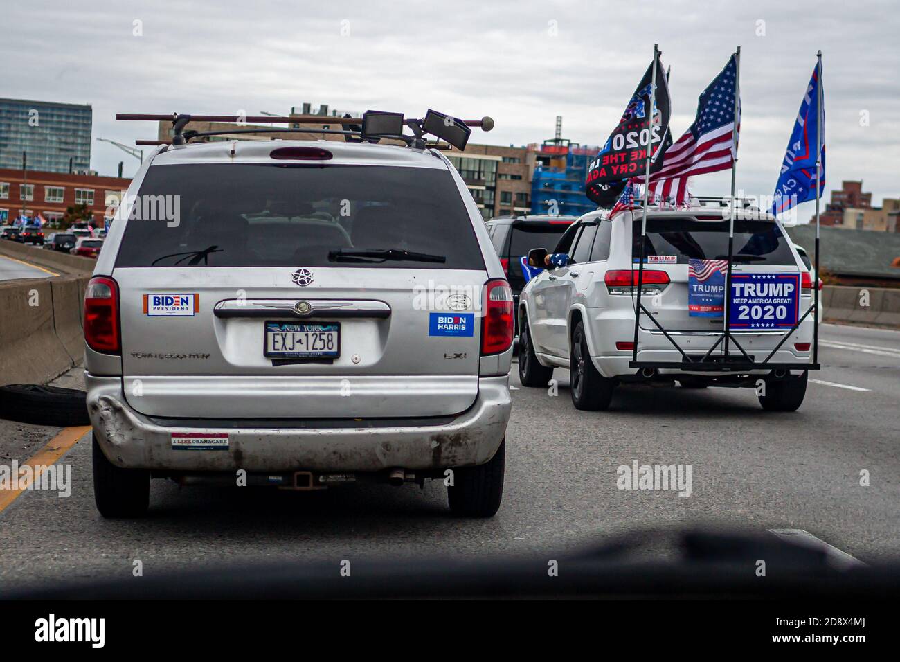 Brooklyn, Stati Uniti. 01 Nov 2020. Centinaia di veicoli adornati da bandiere Trump, viaggiarono lungo le strade di New York City, come azione di solidarietà che ha portato alle elezioni fortemente contestate contro il candidato democratico Joe Biden. Vari ponti e strade sono stati arrestati. (Foto di Michael Nigro/Pacific Press) Credit: Pacific Press Media Production Corp./Alamy Live News Foto Stock