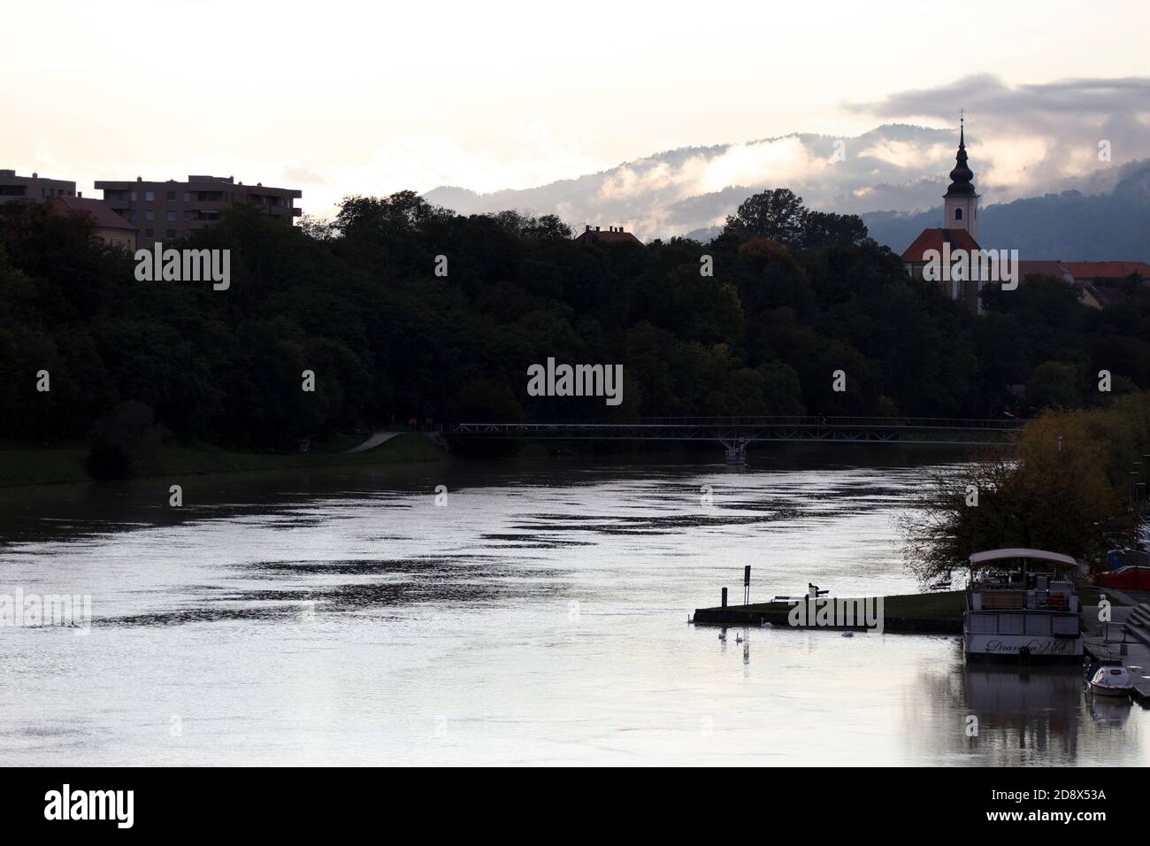 Fiume Drava a Maribor nella Slovenia orientale Foto Stock
