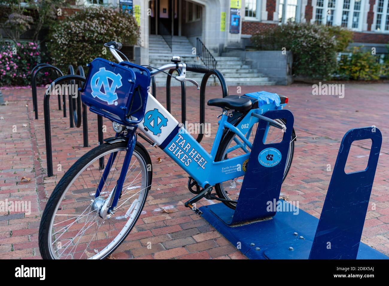 Chapel Hill, NC / USA - 23 ottobre 2020: Biciclette tar heel, noleggio biciclette, nel campus della UNC, Università del North Carolina a Chapel Hill Foto Stock