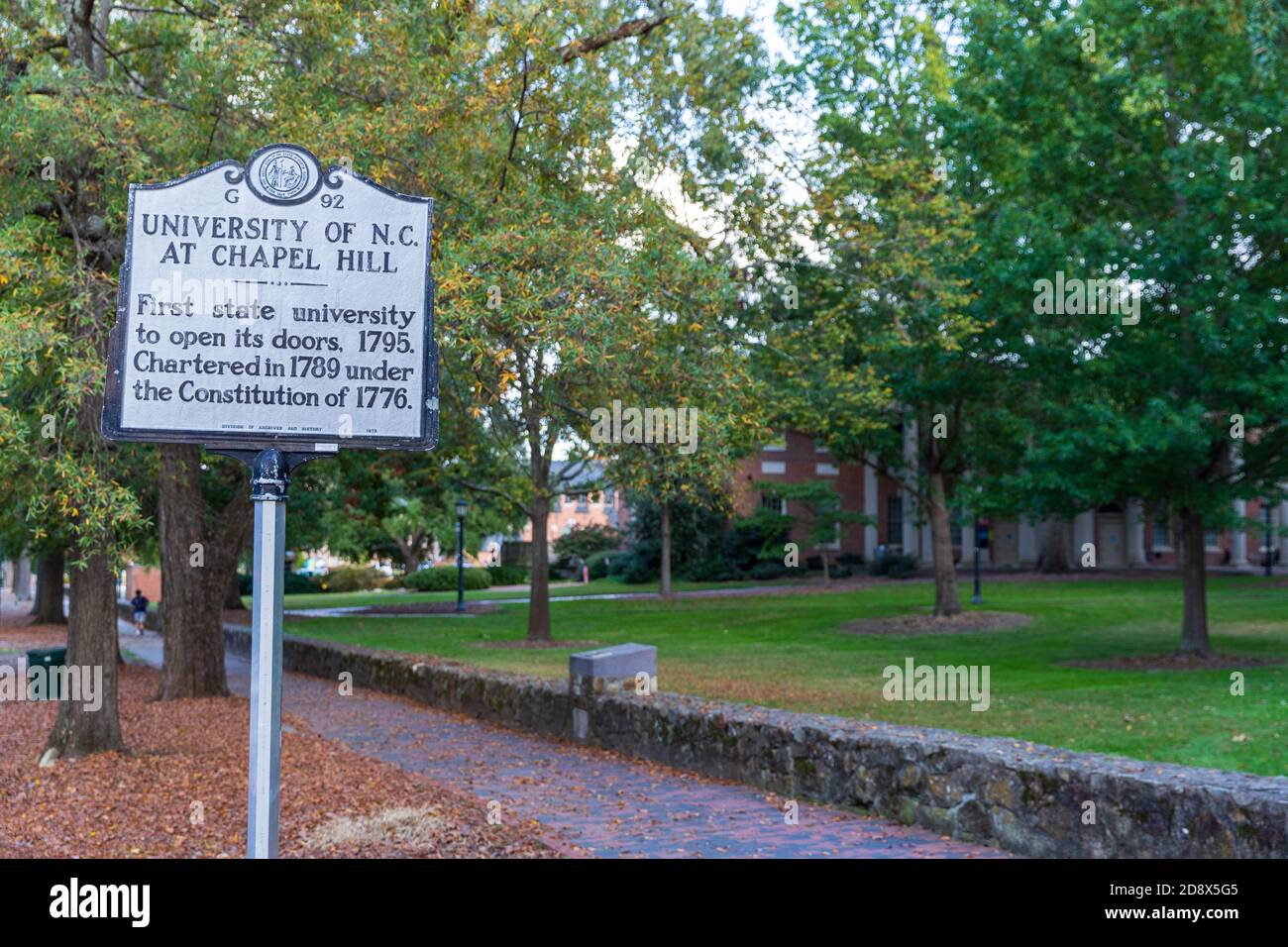 Chapel Hill, NC / USA - 22 ottobre 2020: Università della Carolina del Nord a Chapel Hill, UNC, marcatore storico, che segna la sua apertura nel 1795 Foto Stock