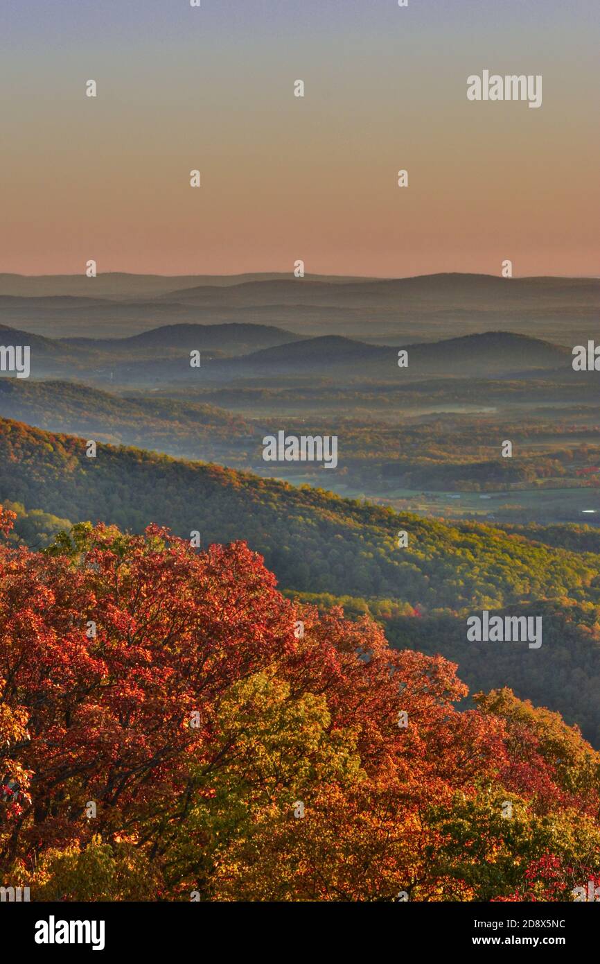 Vista panoramica mattutina in Virginia da Skyline Drive durante l'autunno Foto Stock
