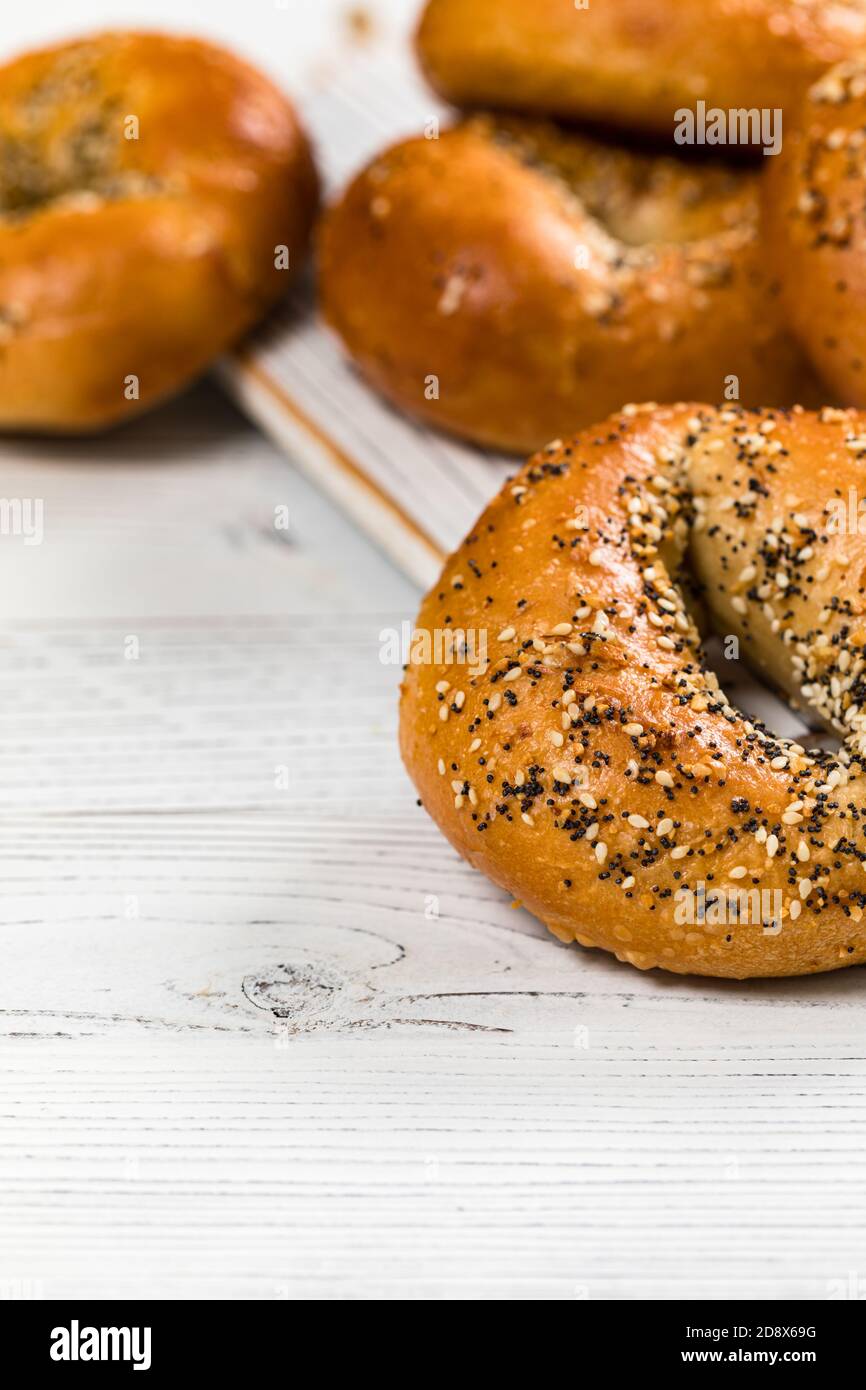 Bagel appena sfornati con semi di sesamo, semi di papavero, aglio e cipolla Foto Stock