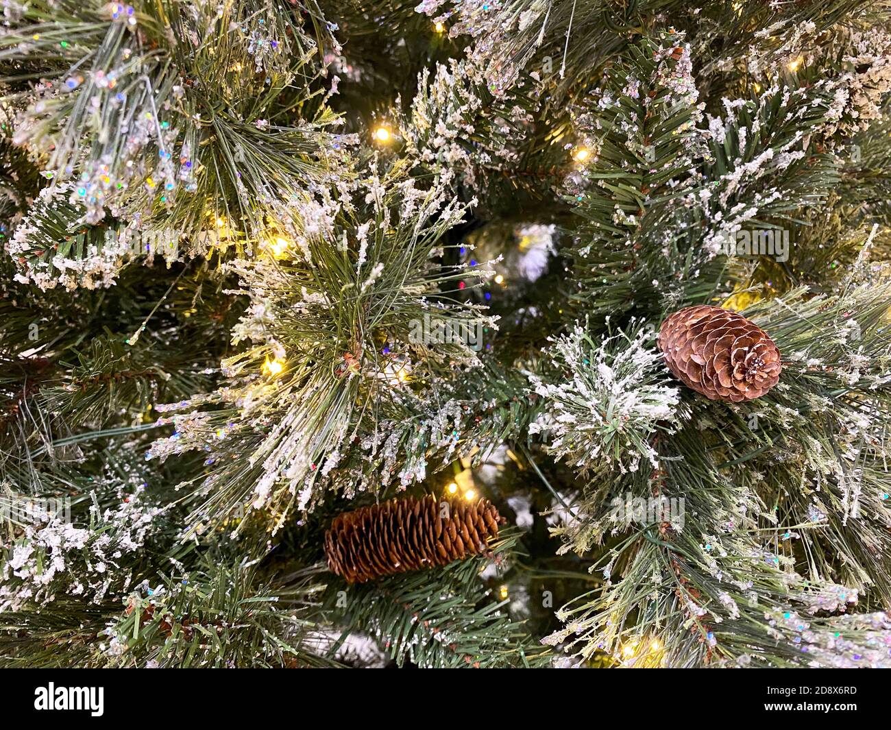 un albero di natale ghiacciato sfondo vacanza con coni di pino e. le luci dorate sono adatte per l'architettura di sfondo del marketing del sito web conf Foto Stock