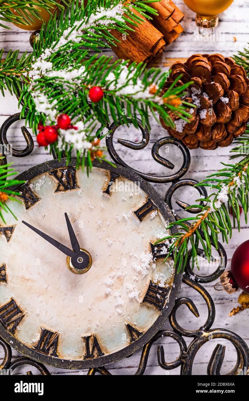 Tema di Capodanno con orologio d'epoca che mostra da cinque a mezzanotte  Concept background di Countdown per festeggiare il nuovo anno Foto stock -  Alamy
