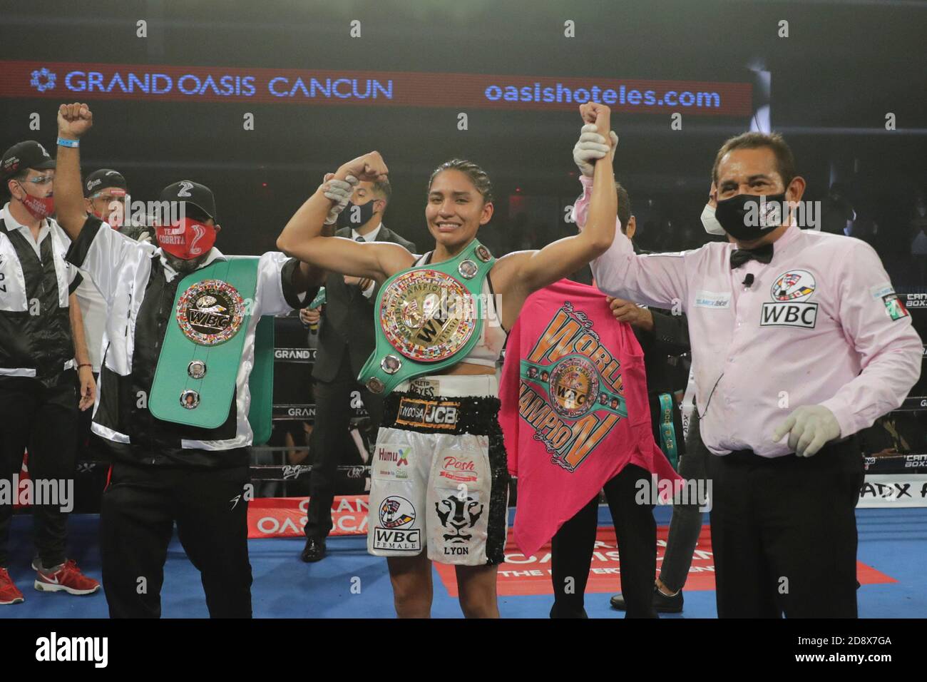 Cancun, Messico. 01 Nov 2020. CANCUN, MESSICO - 1 NOVEMBRE: Yuliahn Luna ' Cobritaa' solleva le braccia mentre celebra la sua vittoria del campionato del mondo WBC Bantamweight lotta tra Barby Juarez e Yuliahn Luna all'Oasis Arena Cancun il 1 novembre 2020 a Cancun, Messico. Credit: Rodolfo Flores/Eyepix Group/The Photo Access Credit: The Photo Access/Alamy Live News Foto Stock