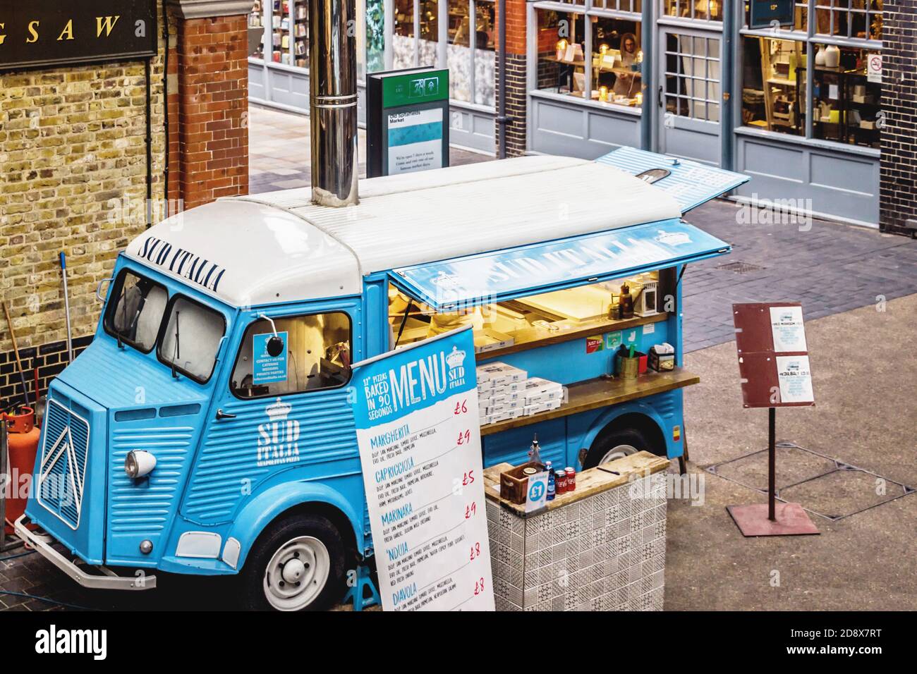 vintage food Truck presso il mercato Old Spitalfields di Londra Foto Stock