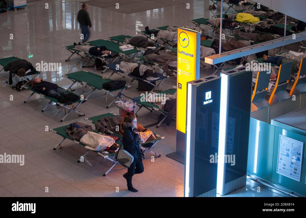 Il 18 gennaio 2013 i passeggeri dormono sui letti del campo al terminal 2 dell'aeroporto di Monaco, Baviera, Germania. La neve pesante ha chiuso l'aeroporto e riempito la a Foto Stock