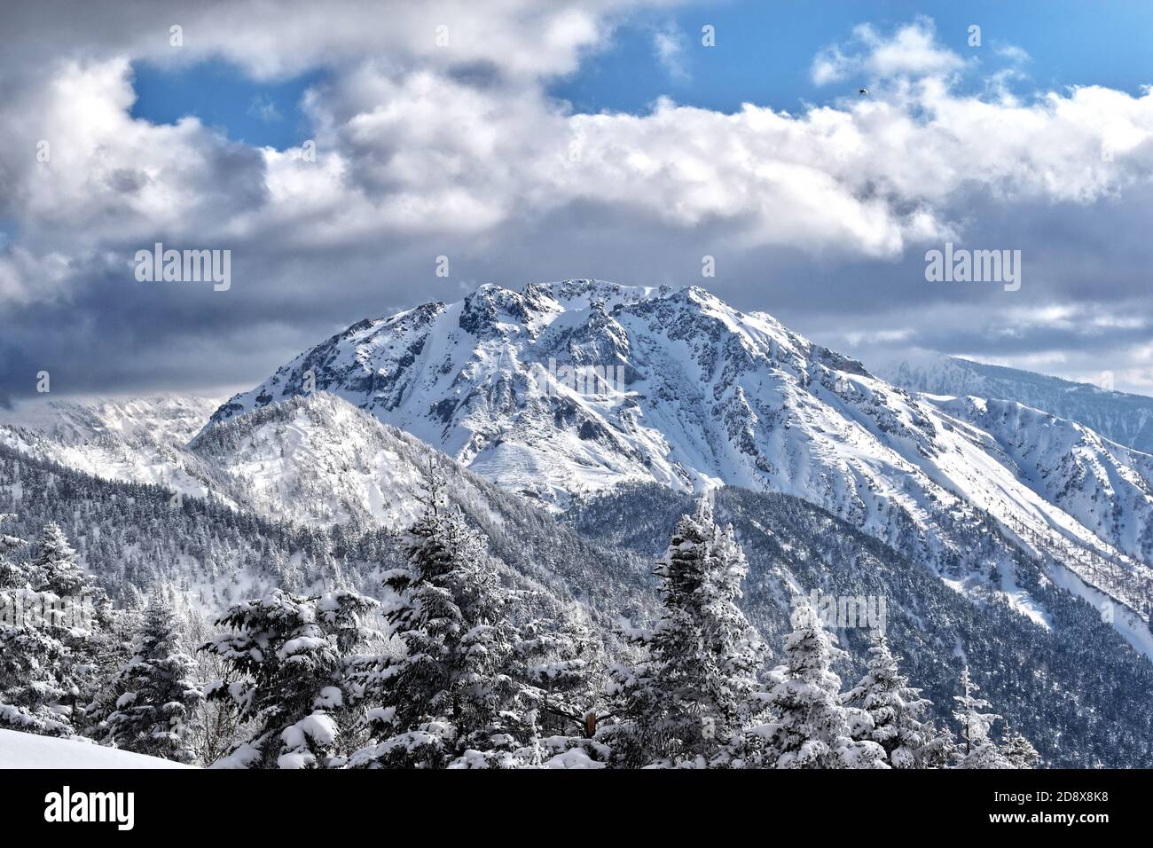 Montagna coperta di neve in Giappone Foto Stock