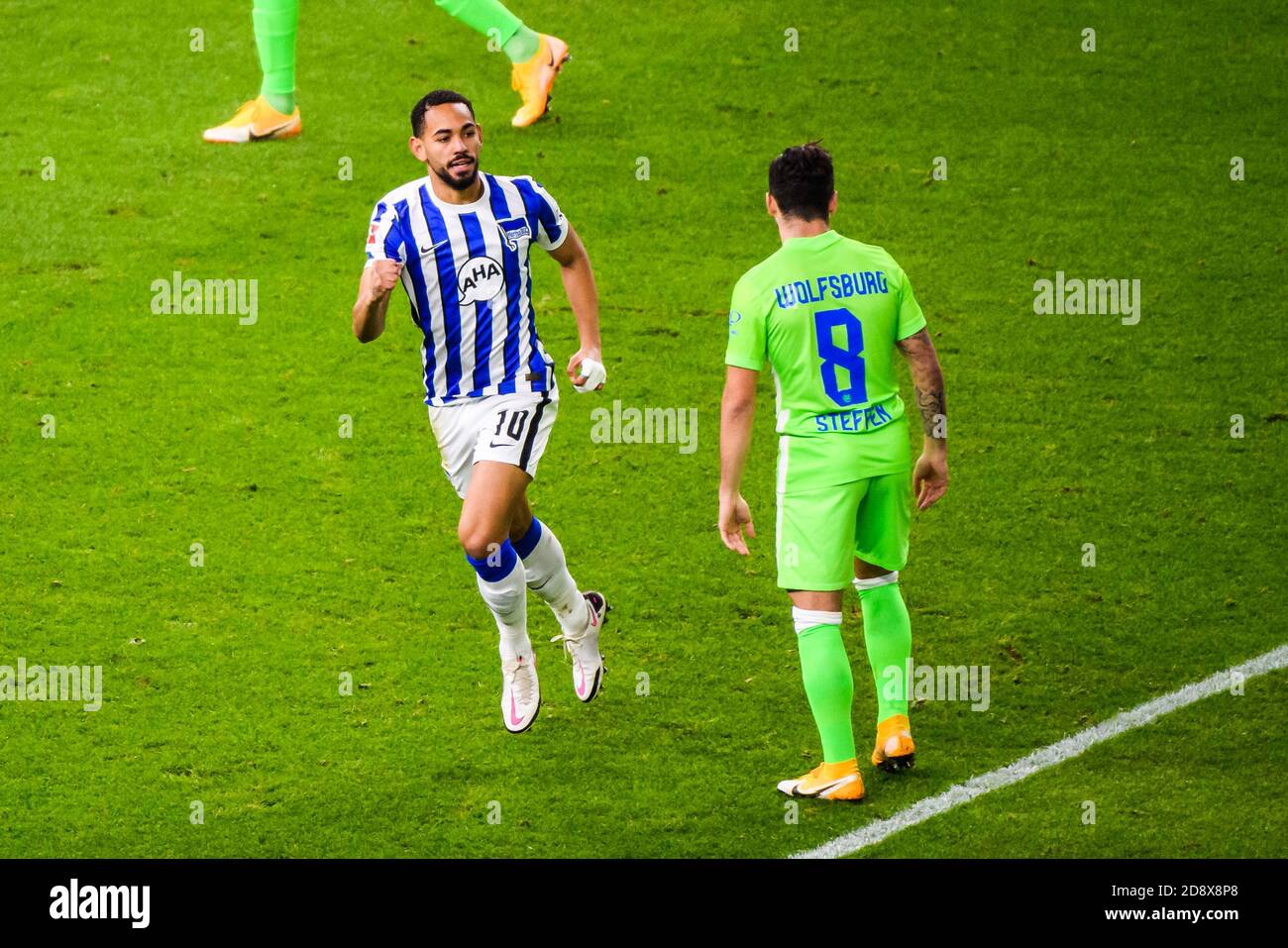 Berlino, Germania. 1 novembre 2020. Matheus Cunha (L) di Hertha festeggia il suo punteggio durante una partita della Bundesliga tedesca tra Hertha BSC e VfL Wolfsburg a Berlino, capitale della Germania, il 1° novembre 2020. Credit: Kevin Voigt/Xinhua/Alamy Live News Foto Stock