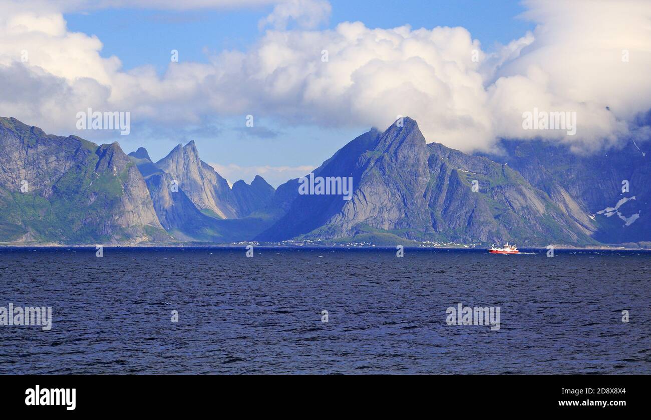 Vista delle Isole Lofoten dal mare, Norvegia Foto Stock