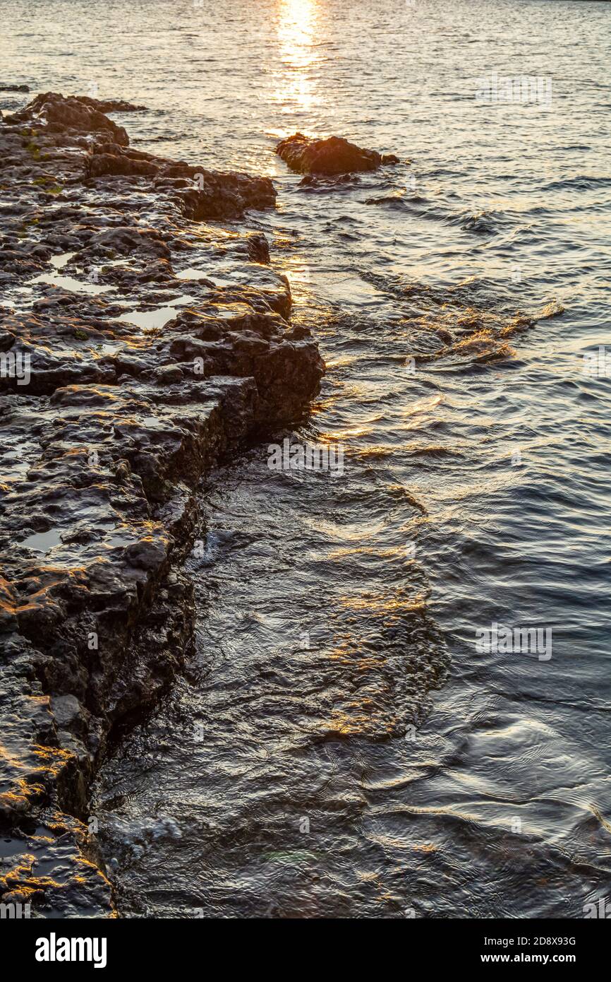 Dettaglio sul letto del lago che mostra rocce e calcare Foto Stock