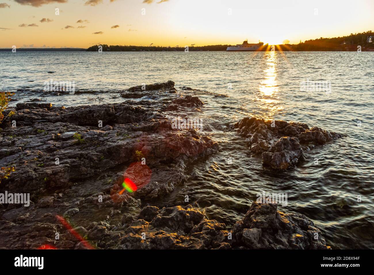 Dettaglio sul letto del lago che mostra rocce e calcare Foto Stock