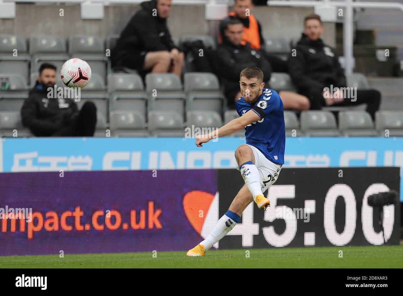 NEWCASTLE UPON TYNE, INGHILTERRA. 1 NOVEMBRE Jonjoe Kenny of Everton durante la partita della Premier League tra Newcastle United ed Everton al St. James's Park, Newcastle, domenica 1 novembre 2020. (Credit: Mark Fletcher | MI News) Credit: MI News & Sport /Alamy Live News Foto Stock