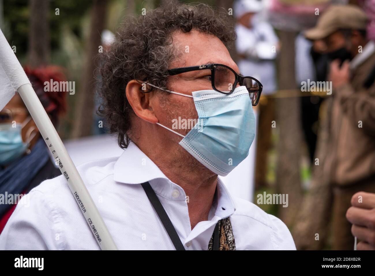 Bogotà, Colombia. 1 novembre 2020. Ex comandante ribelle e attuale membro del partito politico FARC, Pastor Alape, dialogo con i media durante una marcia per chiedere che il governo garantisca il loro diritto alla vita e il rispetto dell'accordo di pace del 2016 Credit: Daniel Garzon Herazo/ZUMA Wire/Alamy Live News Foto Stock