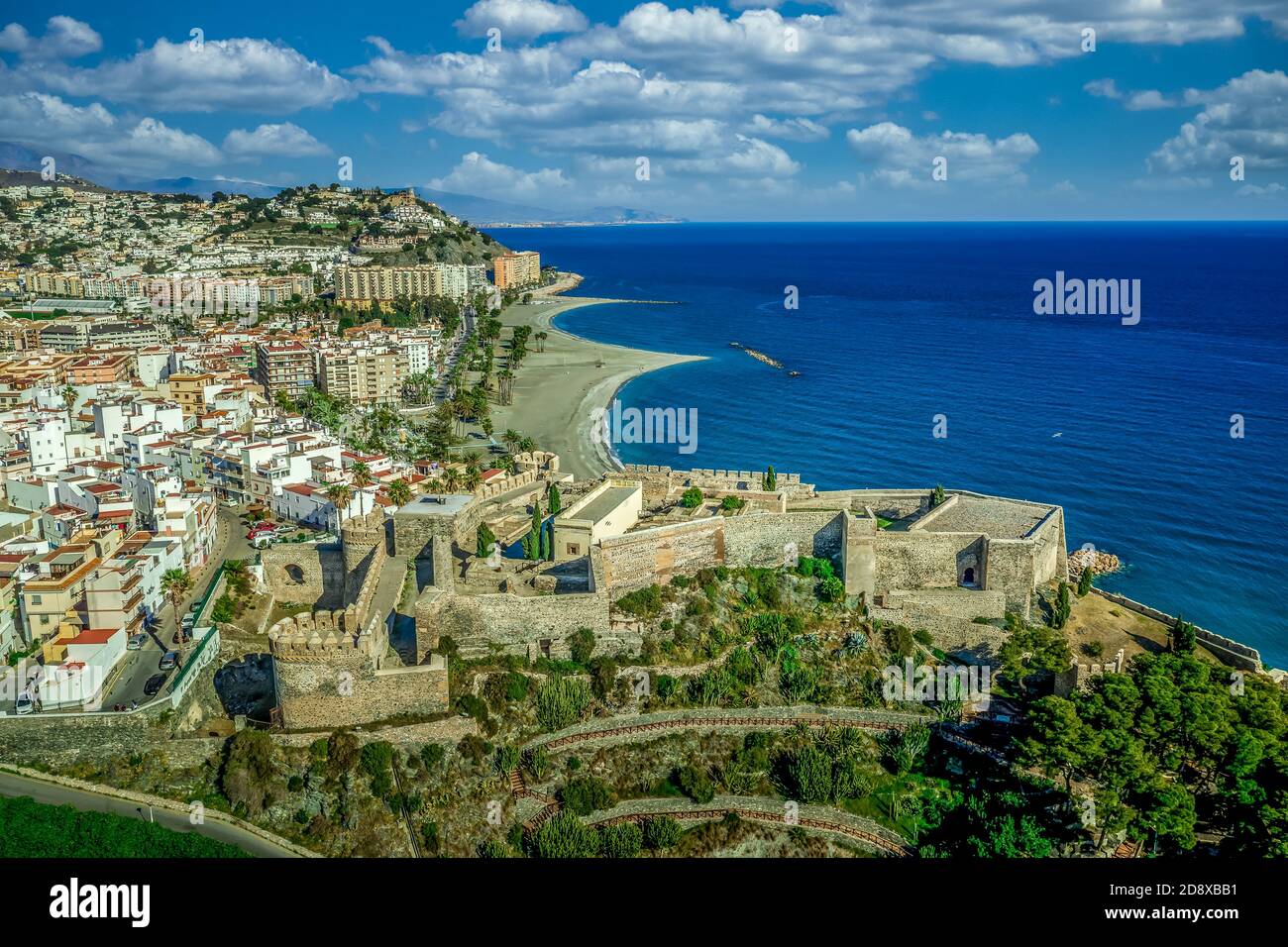 Almunecar sulla costa meridionale della Spagna, conosciuta per le spiagge come Velilla, San Cristobal e del Mar. Vista aerea di è un fortilizio arabo secolare San Miguel Foto Stock
