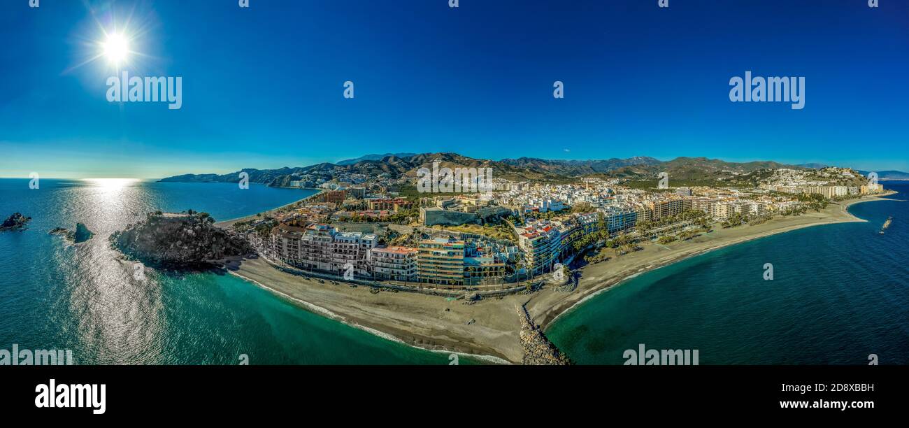 Veduta aerea di è un fortilizio arabo secolare Castello di San Miguel. Le rocce di San Cristobal si estendono fino al mare. Almunecar sulla costa meridionale della Spagna, nota per Foto Stock