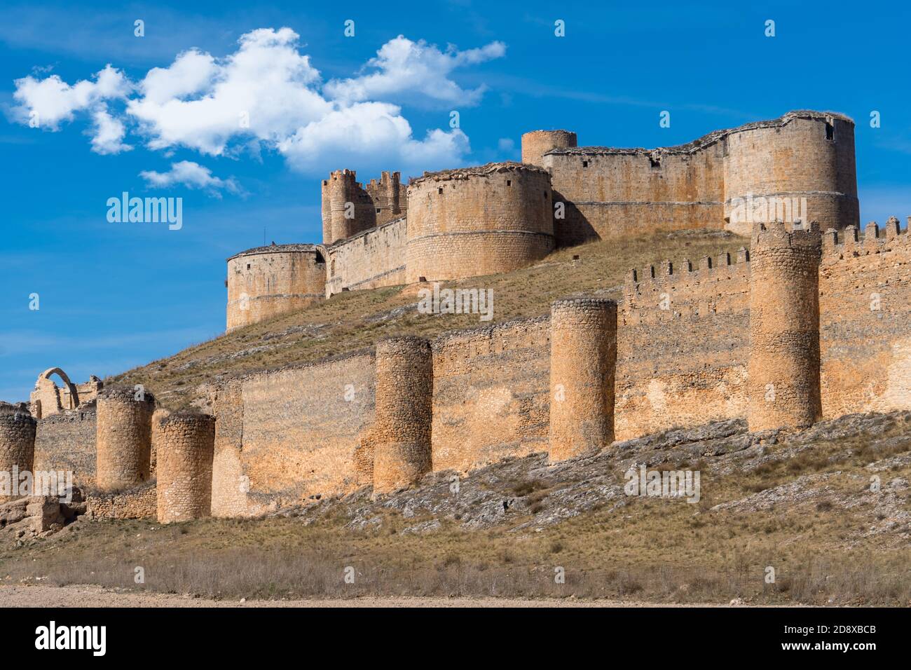 Vista del castello di Berlanga in Soria Spagna con torri semicircolari e grandi bastioni di cannoni cirgolari Foto Stock