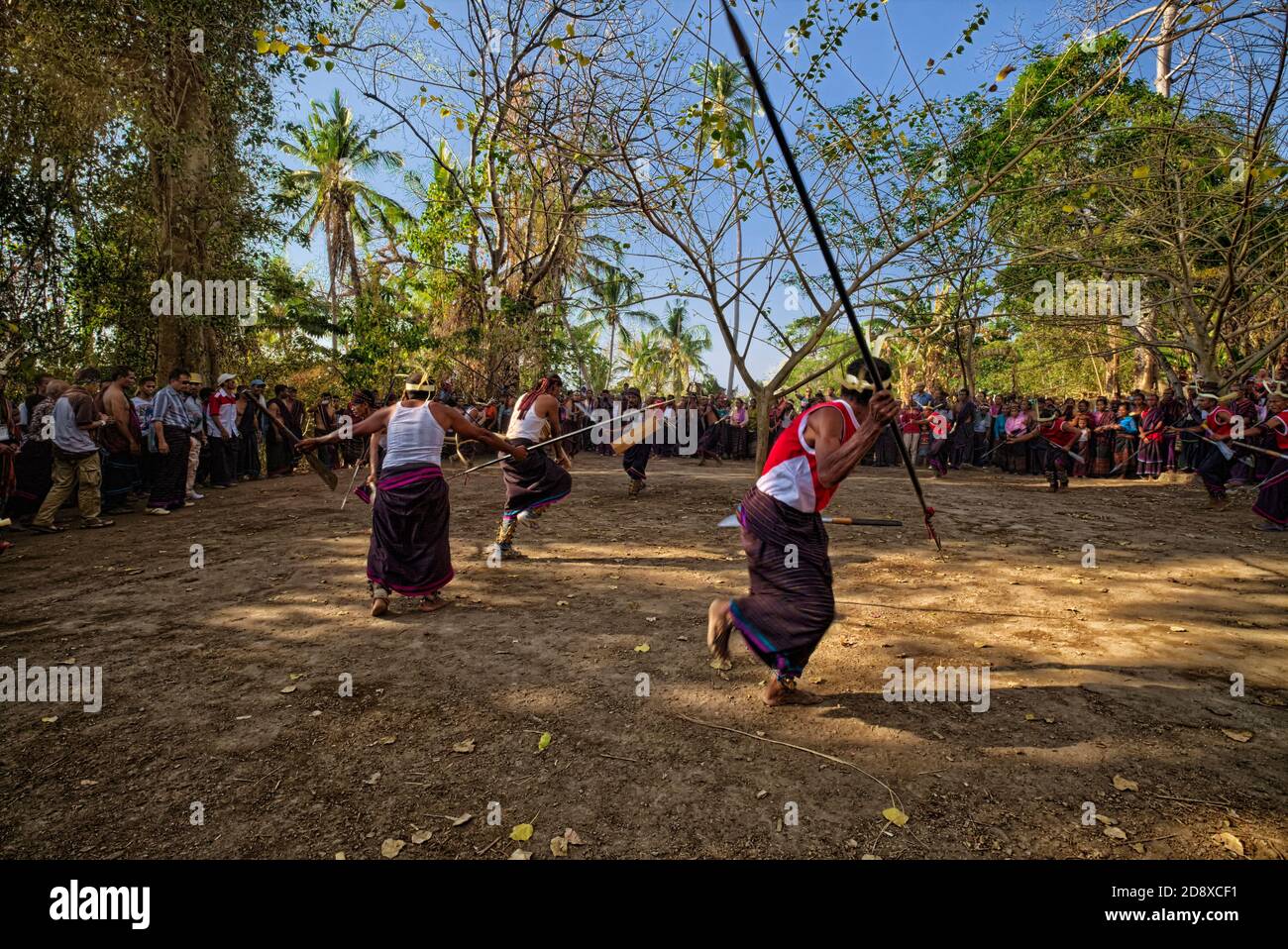 È una danza di guerra che mostra la felicità di ottenere la vittoria. Si svolge di solito in cerimonie tradizionali, ad esempio, per accogliere gli ospiti, mer Foto Stock