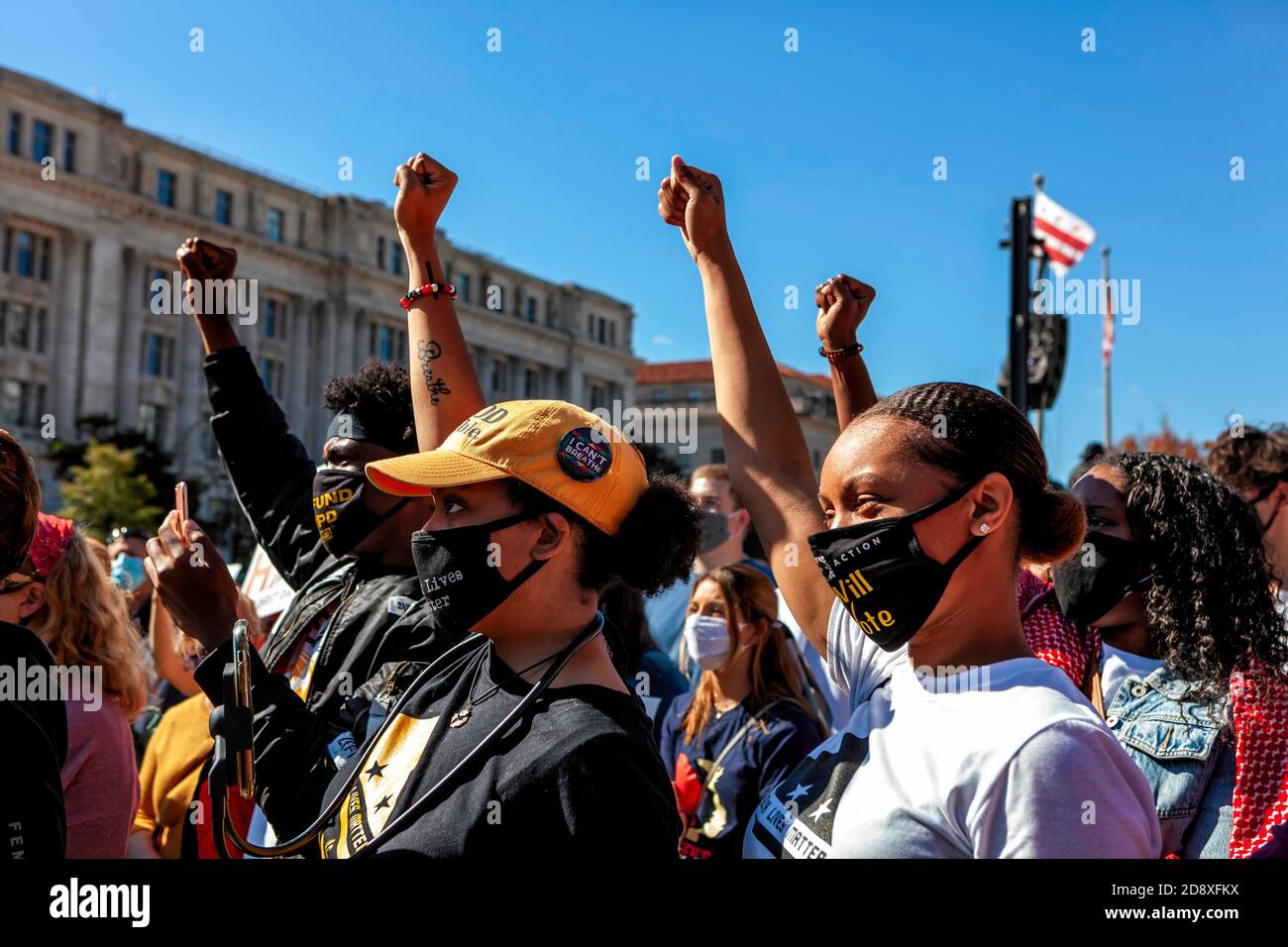 Gli attivisti anti-razzismo sollevano i loro pugni in solidarietà, mentre Nee Nee Taylor della Black Lives Matter DC si rivolge alla folla, Washington, DC, USA Foto Stock