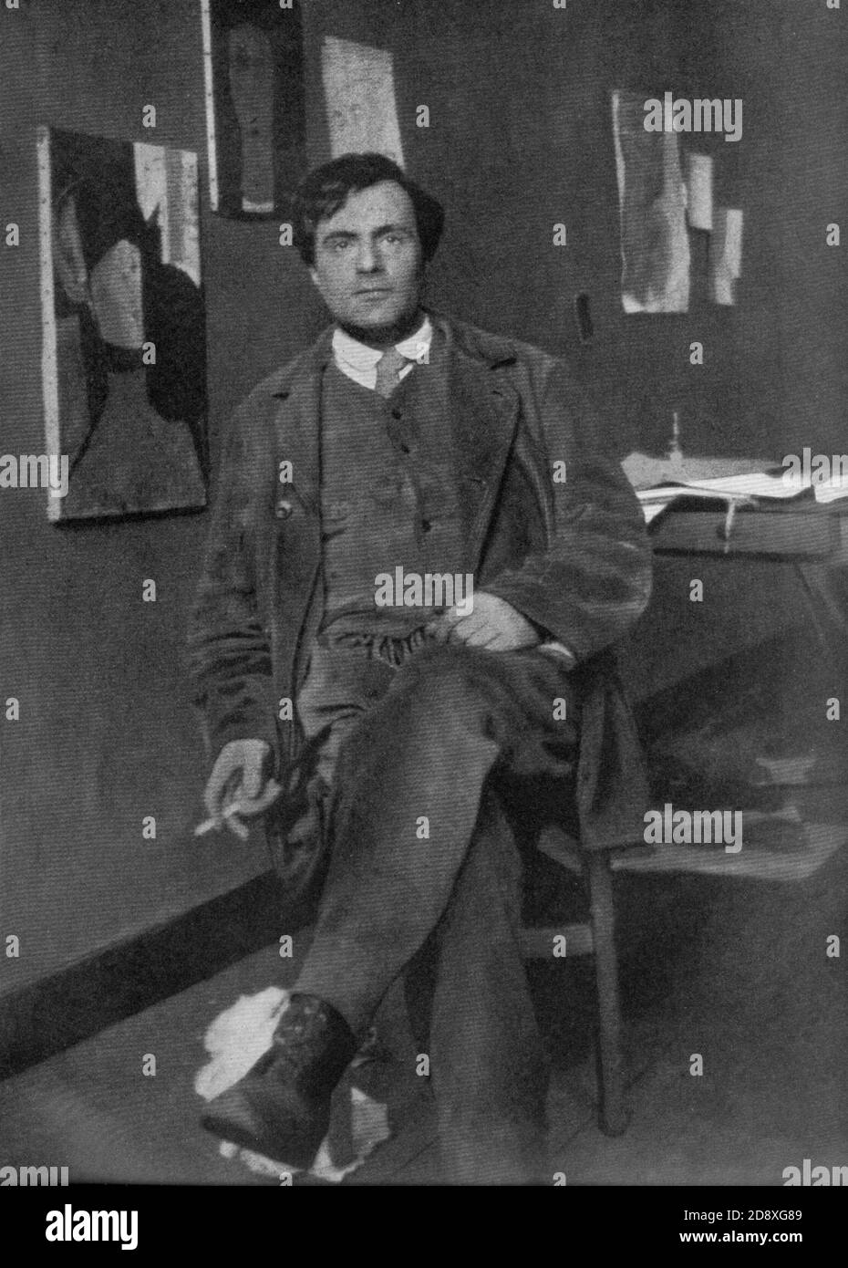1920 , PARIGI , FRANCIA : l'ultima foto scattata al famoso pittore AMEDEO MODIGLIANI ( Livorno ,Italia 1884 - Parigi , Francia ,24 gennaio 1920) nel suo atelier parigino - ARTE - ARTI FIGURATIVE - PITTORE - PITTORE - pitTURA - PITTURA --- Archivio GBB Foto Stock