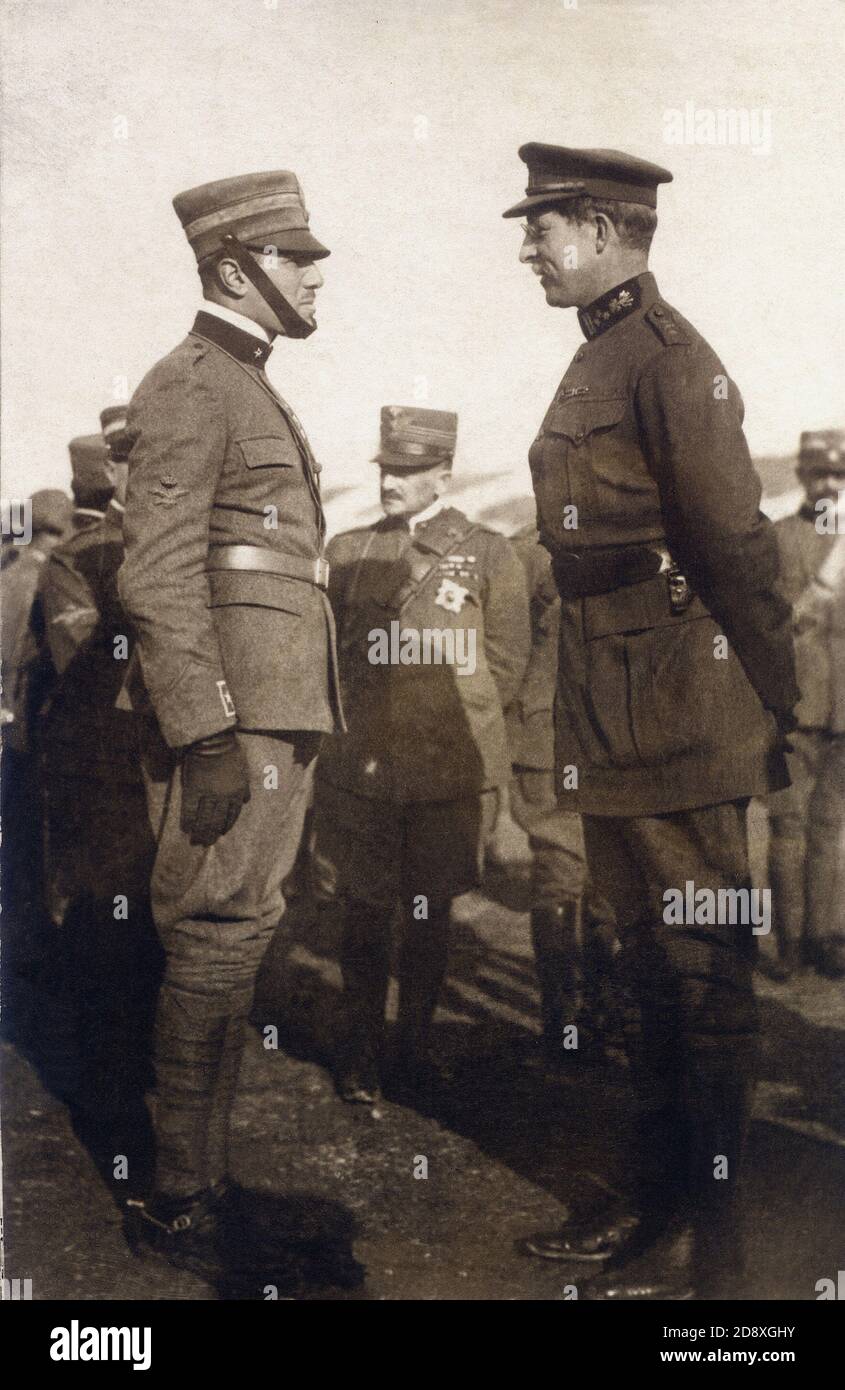 1918 C, ITALIA : l'eroe dell'aviatore italiano FRANCESCO BARACCA ( Lugo di Ravenna 1888 - Montello 1918 ) durante la prima guerra mondiale ( PRIMA GUERRA Mondiale 1915 - 1918 ), incontra il re del Belgio Alberto i (padre di Maria José' di SAVOIA, Ultima Regina d'Italia 1946 ), al centro del Generale Armando DIAZ ( 1861 - 1928 ) - WWI - GRANDE GUERRA - PRIMA GUERRA Mondiale - uniforme militare - profilo - profilo - profilo - reali - RE del BELGIO - BRABANTE - Nobili - nobilta' belga --- Archivio GBB Foto Stock