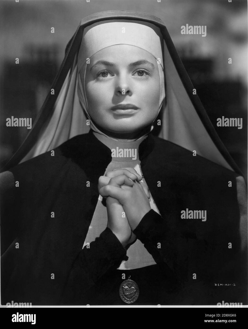 1945 : INGRID BERGMAN ( Stoccolma , Svezia 1915 - Londra , Inghilterra 1982 ) in ' le campane di Santa Maria ' ( le campane di Santa Maria ) Di Leo Mc Carey - FILM - CINEMA - DIVA - SUORA - MONACA - nun - mani giunte - preghiera - preghiera - ciondolo - monile - cuore --- Archivio GBB Foto Stock