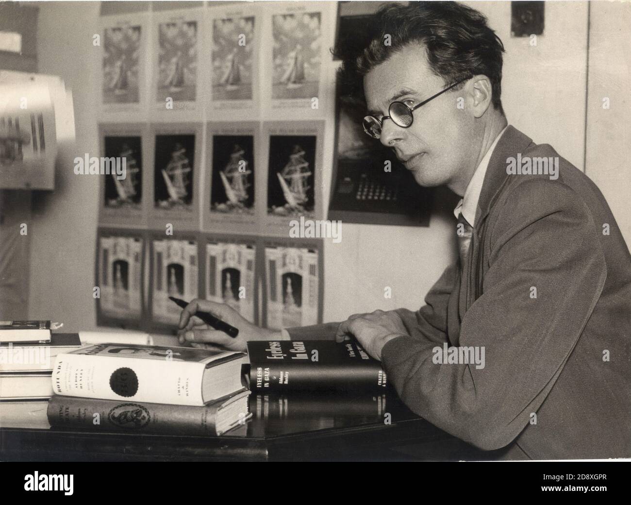 1936 , GRAN BRETAGNA : ALDOUS HUXLEY ( Goldalming , Inghilterra 1894 - Hollywood 1963 ) celebre scrittore inglese - SCRITTORE - LETTERATURA - LETTERATURA - FANTASCIENZA - FANTASCIENZA - lente - occhiali da vista - profilo - scrivania - scribania - autografi --- Archivio GBB Foto Stock