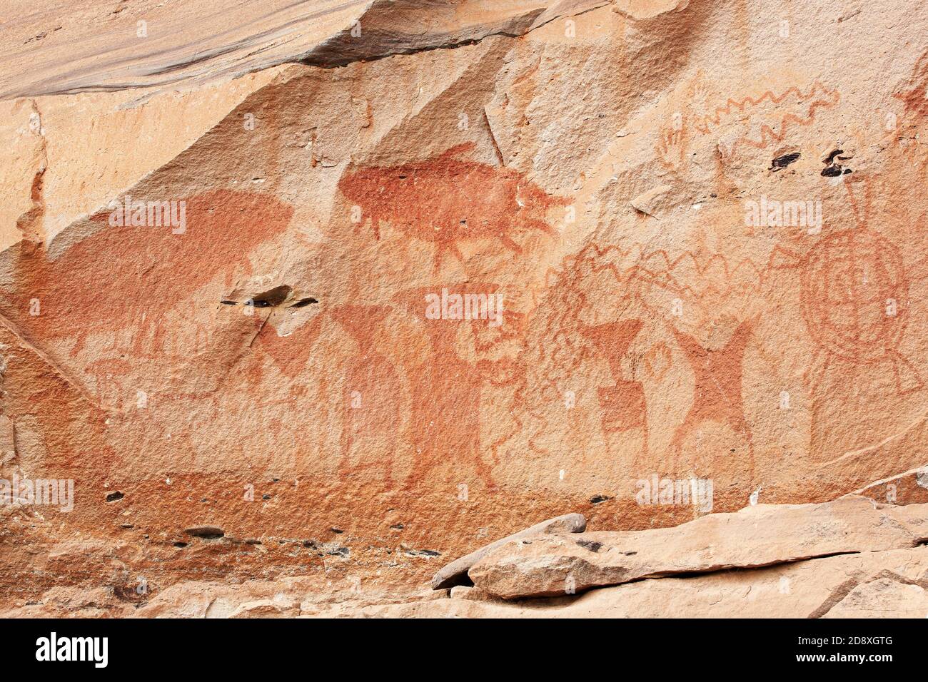Arte di 3,000 anni-vecchia scogliera dipinta vicino al fiume Mekong, antico dipinto di pesce gatto gigante Mekong, stampe a mano, tartaruga e altro sulla scogliera. Taem PHA. Foto Stock